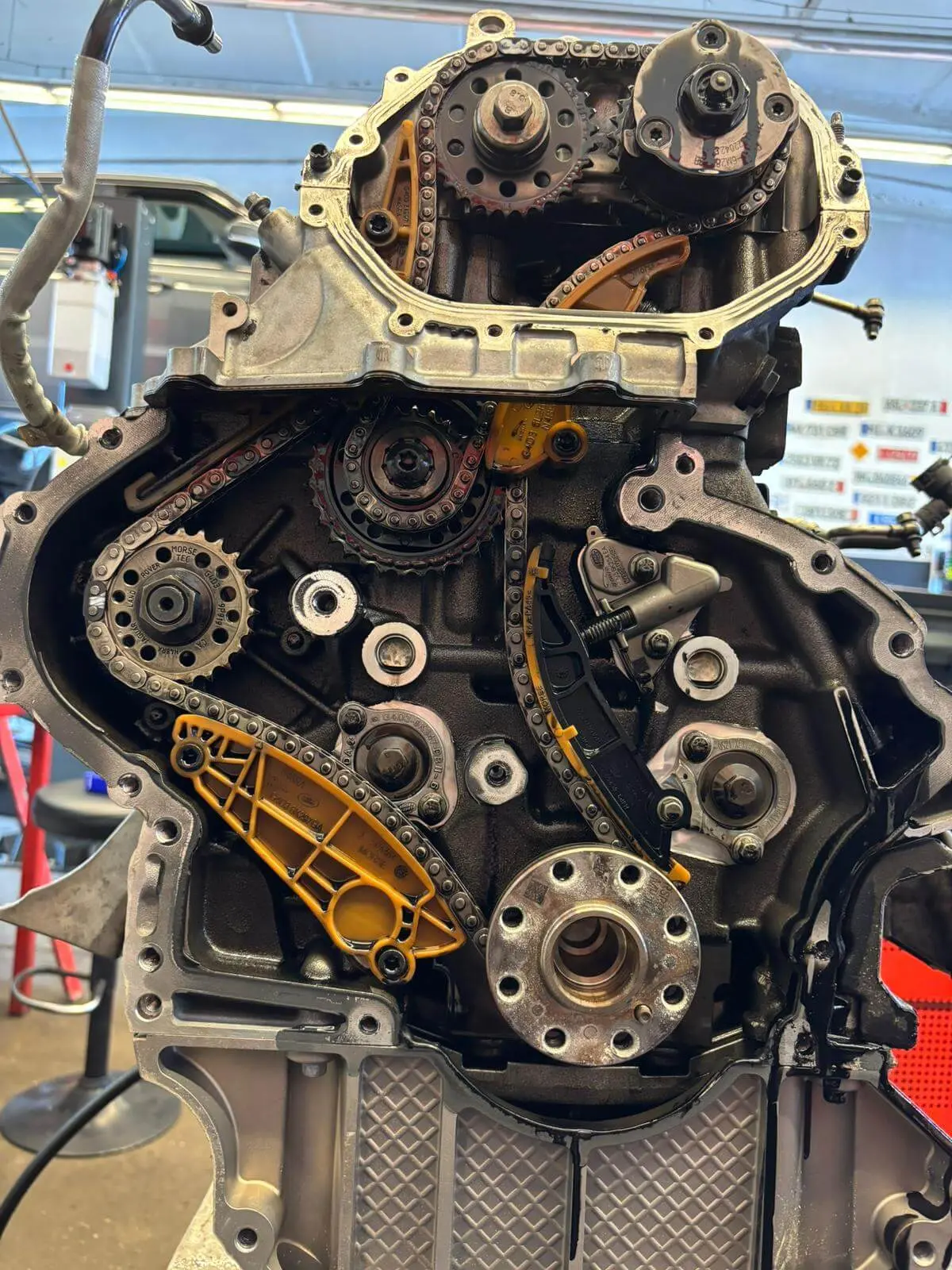 Silnik Range Rover podczas naprawy w warsztacie Auto Firma